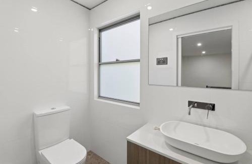 Budgewoi House | Lakeview Luxury