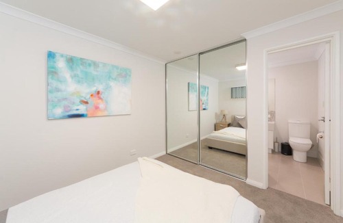 Rockingham Apartment | Lakeview Suite 17