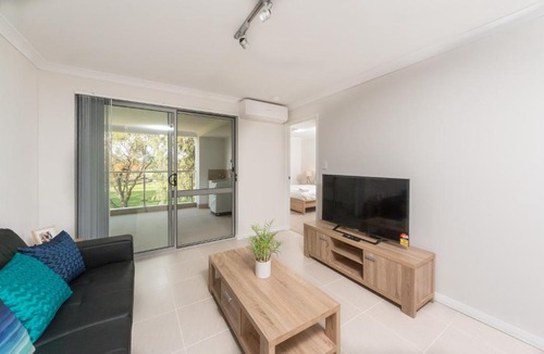 Rockingham Apartment | Lakeview Suite 19