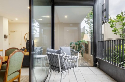 Fitzroy Apartment | Laneway Leisure - Leafy Delight in the Heart of Fitzroy