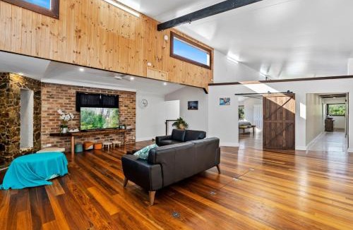 Hastings Point House | Large Beach Retreat with Ocean Breeze & Style
