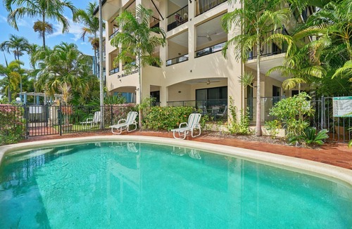 Yorkeys Knob Apartment | Large Beachfront Apartment