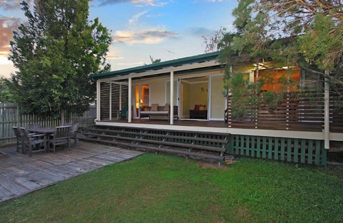 Amity Point House | Large beachside house in quiet bush surroundings