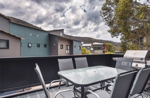 Thredbo Ski Chalet | Large Chalet style apartment 3 minutes walk from Friday Flat.