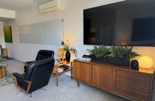 Braddon Condo | Large Midnight Studio 3, with MCM vibe, in the heart of town
