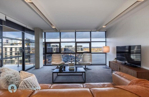 Kingston Apartment | Large Modern 2 Bdrm Apt, Water Views, 2x Car Spots