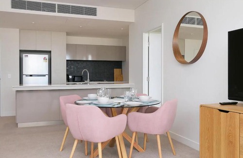 Claremont Apartment | Large Modern 2 Bedroom Apartment near Lake Claremont