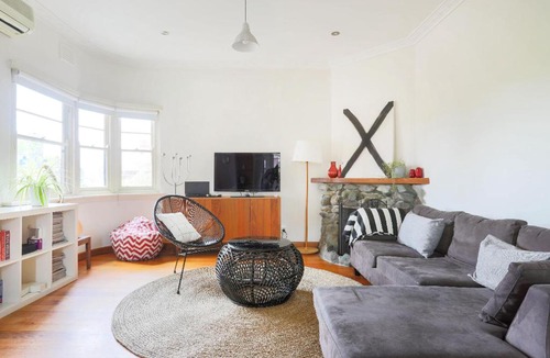 Hawthorn East Apartment | Large Quiet Art Deco Apt Camberwell