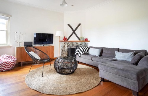 Hawthorn East Apartment | Large Quiet Art Deco Apt Camberwell