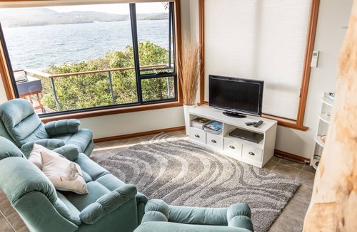 White Beach Cottage | Larus Waterfront Cottage