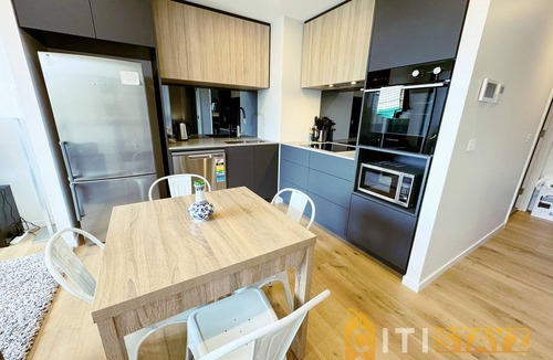 Lyneham Apartment | Lavish in Lyneham - 2BD 1BTH Apt