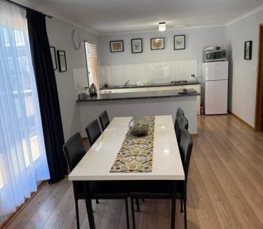 Victor Harbor House | Lazy Days Cottage - Victor Harbor
