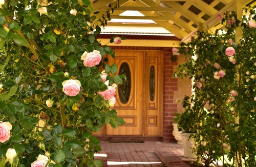 Morphett Vale House | LE JARDIN DE FLEURS COTTAGE