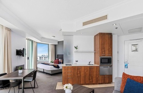 Surfers Paradise Apartment | Legends Hotel - Private Apartments Hosted by Coastal Letting Co