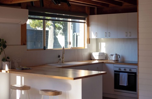 Bellerive Cottage | Lemon Tree | Walk to the beach! | Pet Friendly | Free Parking | Eco Friendly