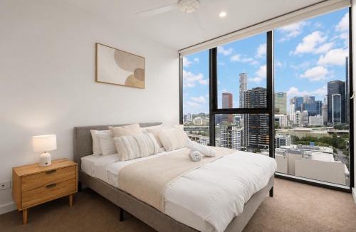South Brisbane Apartment | Level 22 Skyline Views with Sauna, Gym, Pool and Free Parking