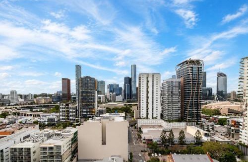 South Brisbane Apartment | Level 22 Skyline Views with Sauna, Gym, Pool and Free Parking