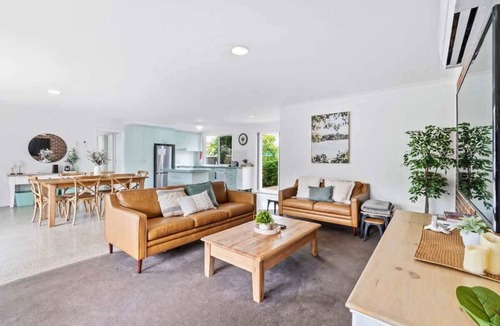 Maloneys Beach Villa | Light and Bright at Maloneys