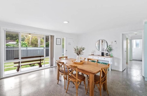 Maloneys Beach Villa | Light and Bright at Maloneys