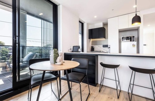 St Kilda Apartment | Light & Bright Apt Close to Beach & Fitzroy St