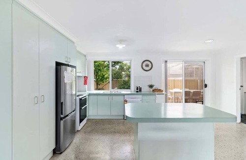 Maloneys Beach Villa | Light & Bright at Maloneys | Pet Friendly