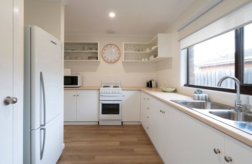 Torquay House | Light filled 2 bedroom central retreat