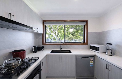 Alphington House | Light-Filled and Spacious 3BR Unit Near Yarra River