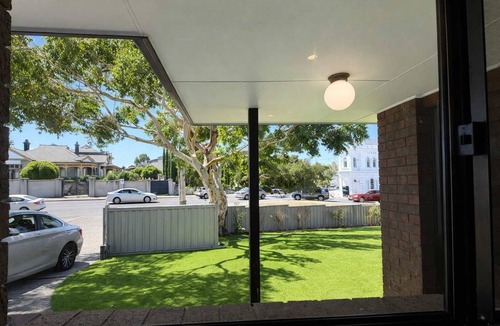 Alphington House | Light-Filled and Spacious 3BR Unit Near Yarra River