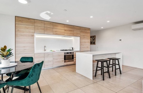 Melbourne Apartment | Light Filled Apartment by Albert Park Lake
