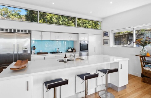Lorne House | Light House - A tranquil retreat harmonizing with nature.