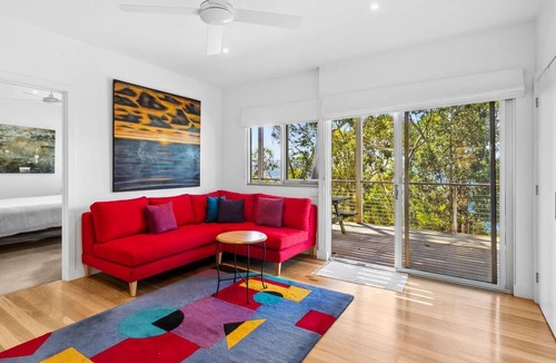 Lorne House | Light House - A tranquil retreat harmonizing with nature.