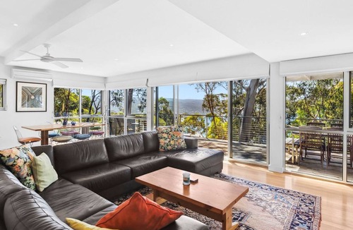 Lorne House | Light House - A tranquil retreat harmonizing with nature.