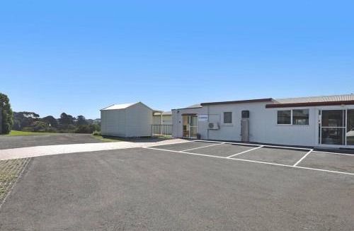 Warrnambool Apartment | Lil Greenviews, studio room with queen bed