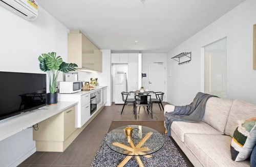 Richmond Apartment | LILLY - Sky High Stunner POOL GYM