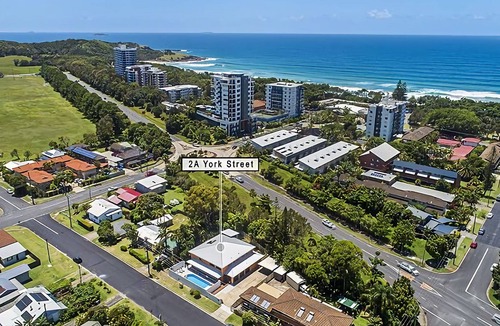 Coffs Harbour Apartment | Located just 600 beach, Coffs Mediterranean Villa 4 is a spacious one bedroom apartment
