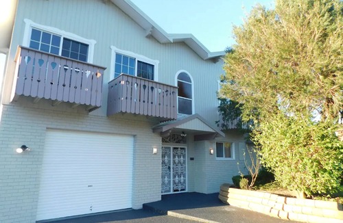 Barrack Heights House | Loftus Large Getaway - Large family home with games room & deck