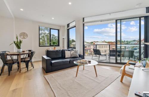 Travancore Apartment | Long Bookings Welcome - Light Filled 2BR Apt with Balcony