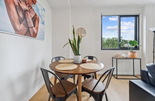 Travancore Apartment | Long Bookings Welcome - Light Filled 2BR Apt with Balcony