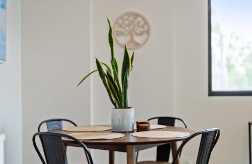 Travancore Apartment | Long Bookings Welcome - Light Filled 2BR Apt with Balcony