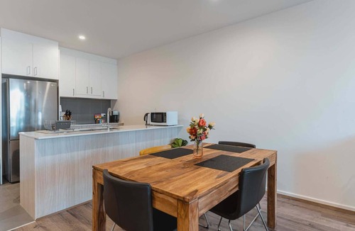 Braddon Apartment | Lonsdale St 1-Bed Unit with Study Area and Parking