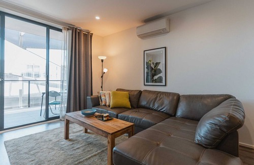 Braddon Apartment | Lonsdale St 1-Bed Unit with Study Area and Parking