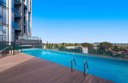 Heidelberg Heights Apartment | Lovely 1-Bed Pad with Balcony, Gym & Pool
