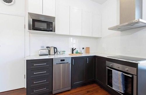 Largs Bay Apartment | Lovely Beachside Largs Bay - free wine