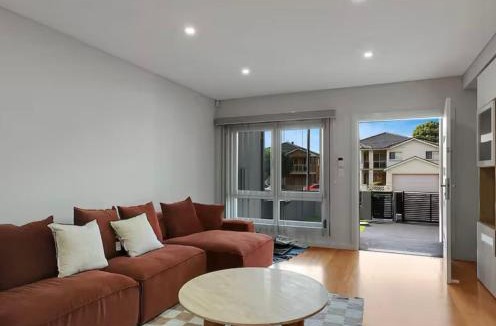 Cabramatta West Apartment | Lovely Duplex in Cabramatta West 4 bedrooms