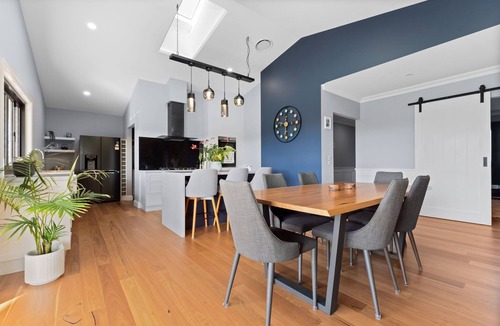 Laffing Waters House | Lovely Laffing Waters - Modern + Peaceful with Gym