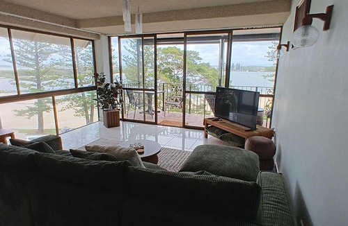 Caloundra Apartment | Lowanna Unit 10 24 Bulcock Beach Esplanade Bulcock Beach