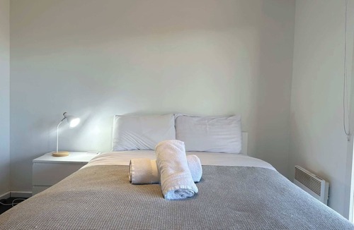 Lindisfarne Apartment | Lower Unit – Near CBD & Airport