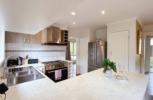 Frankston East House | Lucerne Escape/12min to Beach/4Bedroom/Workplace