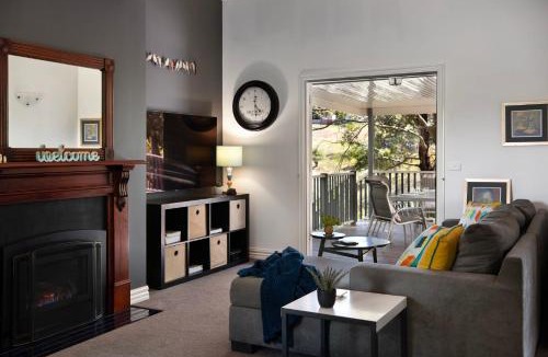 Hepburn Springs Apartment | Lucini Two -outdoor deck with bush views