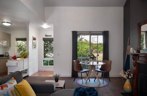Hepburn Springs Apartment | Lucini Two -outdoor deck with bush views